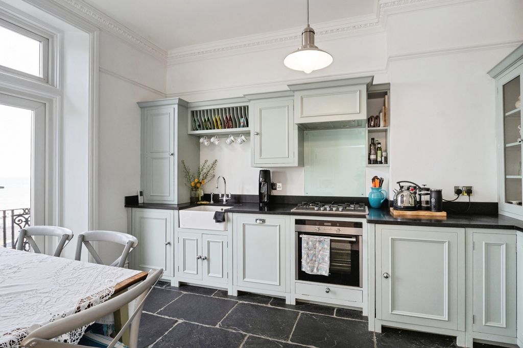Property photo 3 of 17 Kitchen