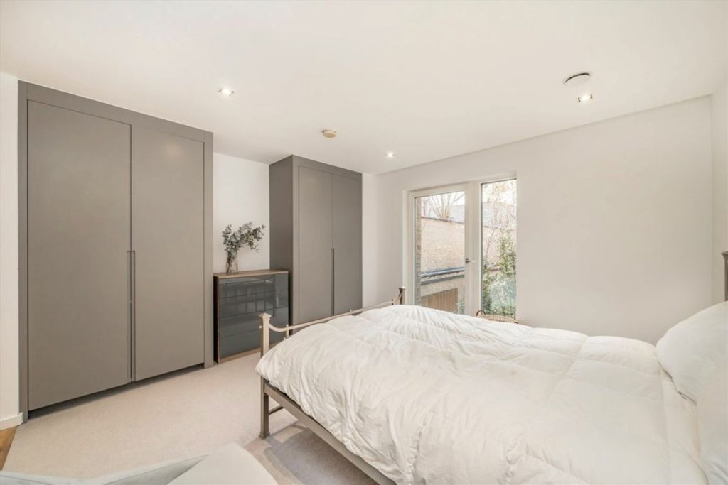 Property photo 3 of 9 Bedroom Main-4000