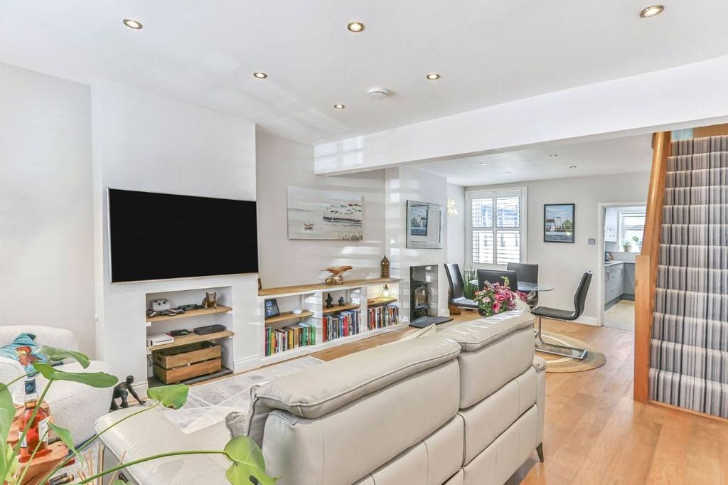 Property photo 3 of 19 Lounge