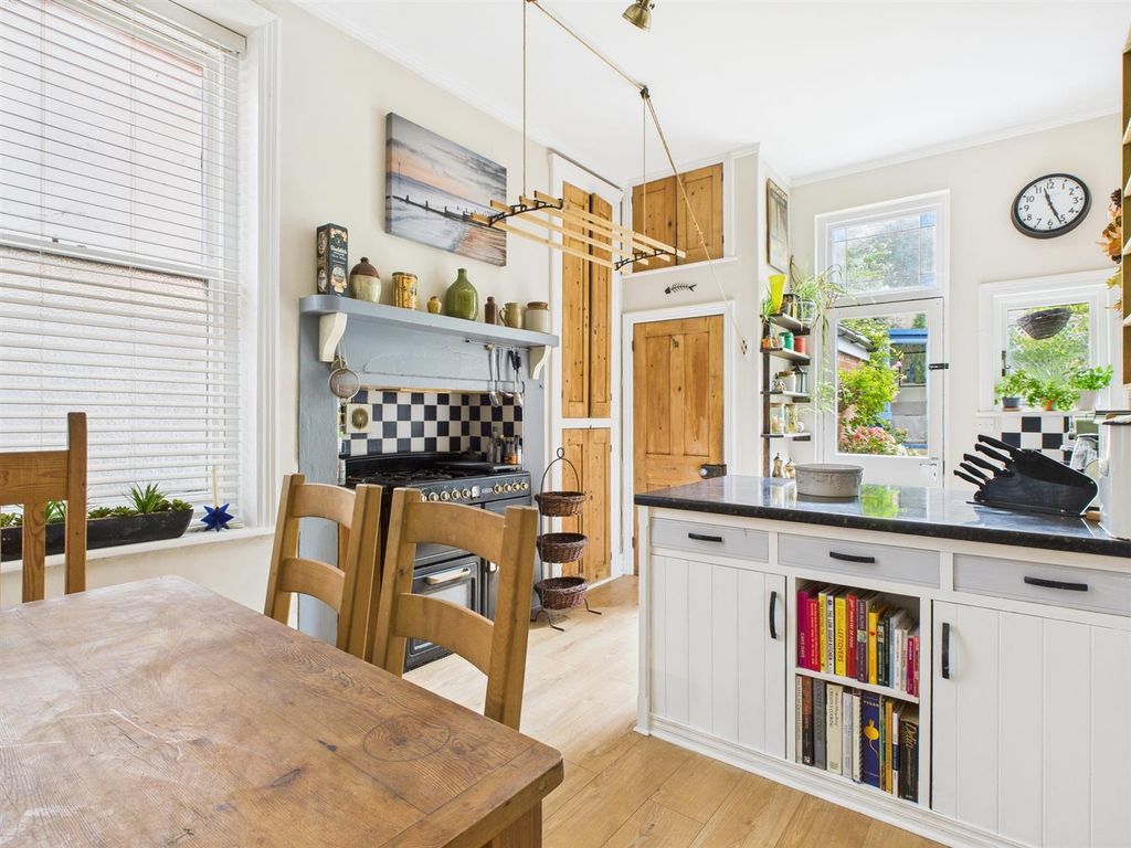 Property photo 3 of 16 Cam04311G0-Pr0066-Still024.Jpg