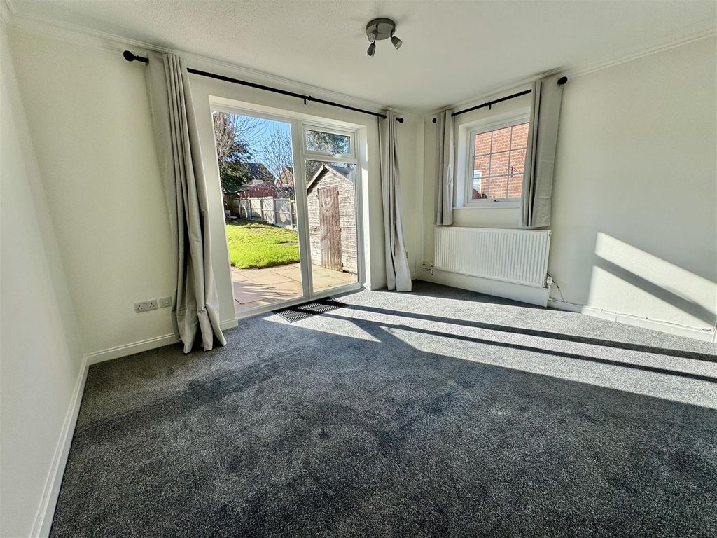 Property photo 2 of 8 Lounge