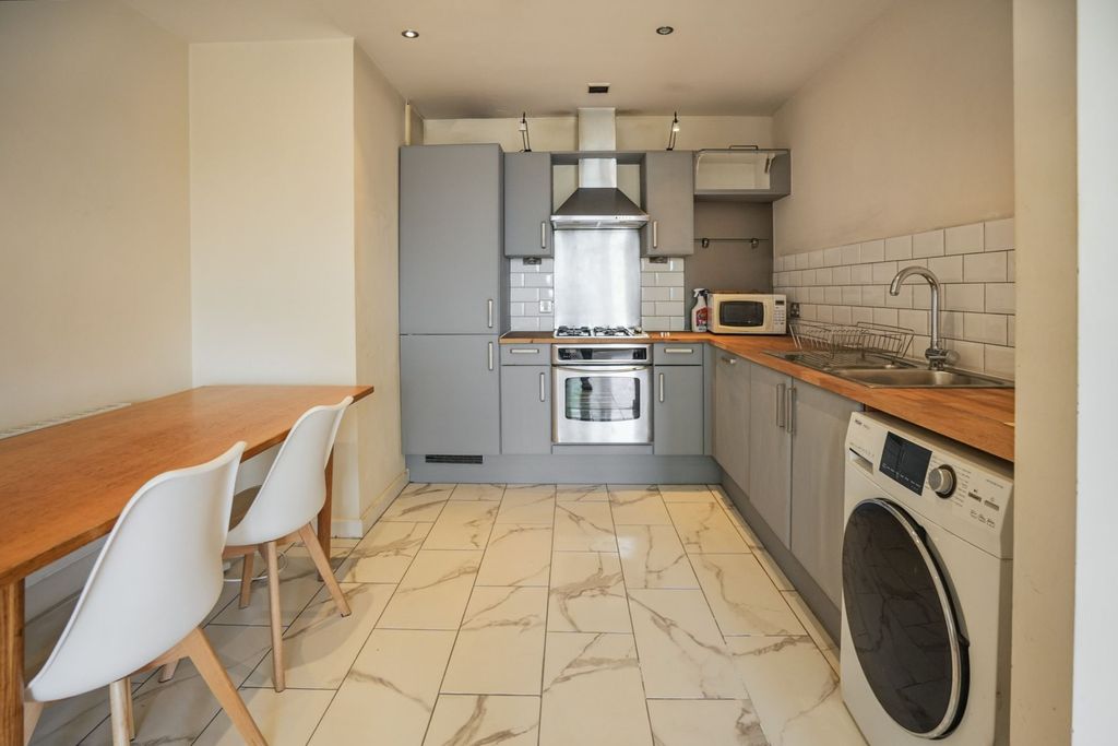 Property photo 3 of 21 Kithen