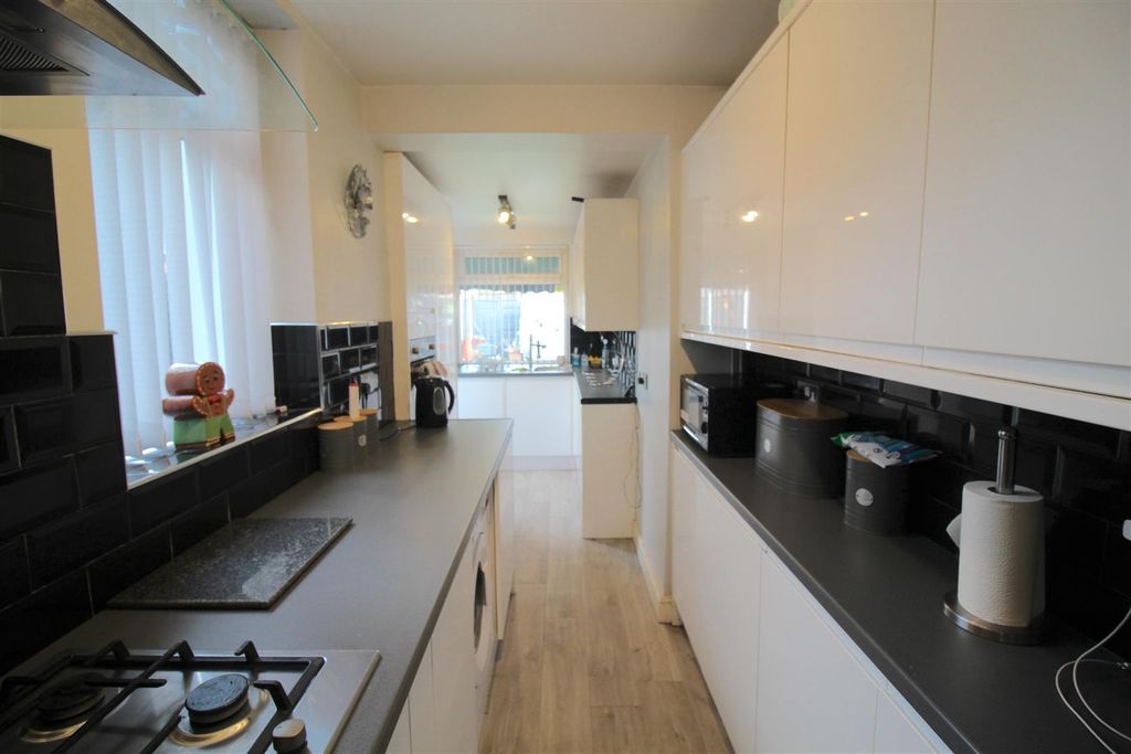 Property photo 2 of 10 Kitchen