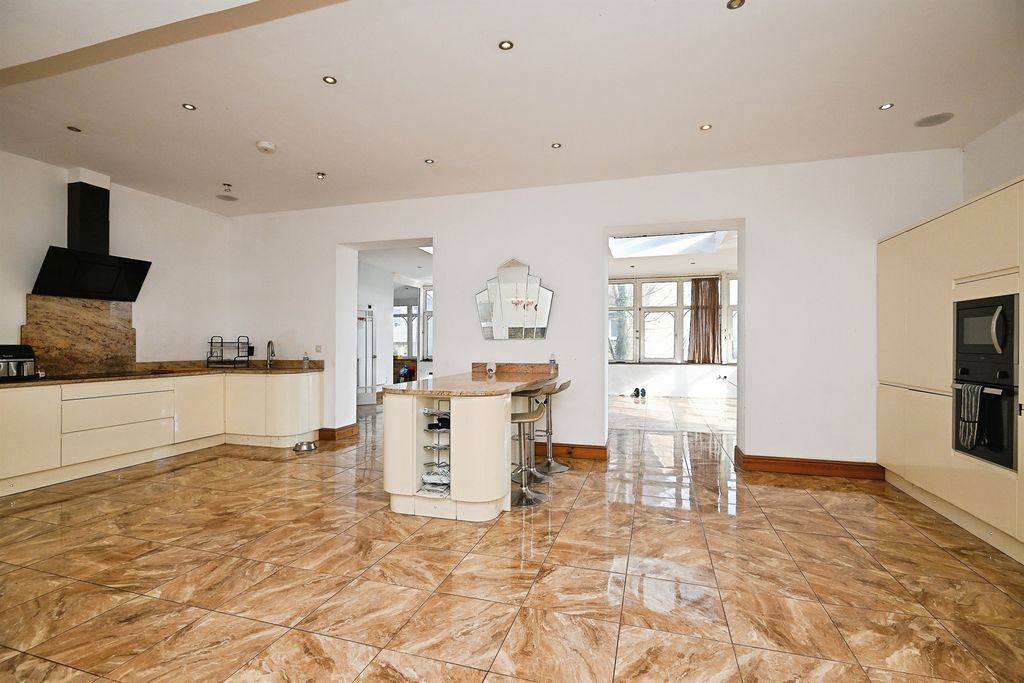 Property photo 3 of 20