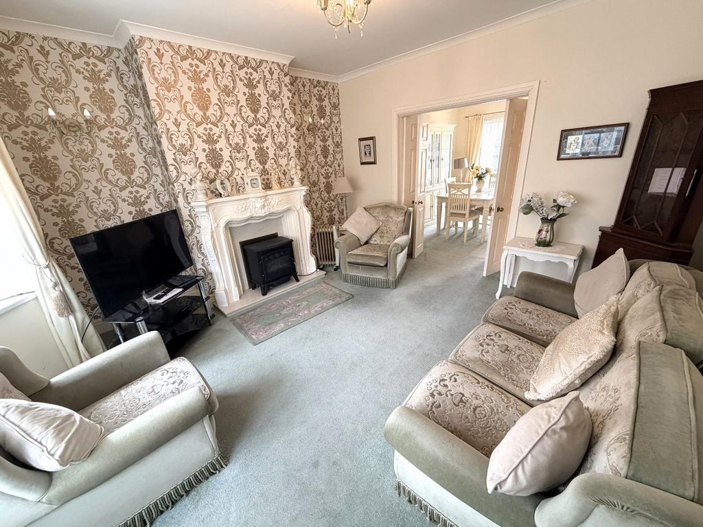 Property photo 3 of 15 Lounge