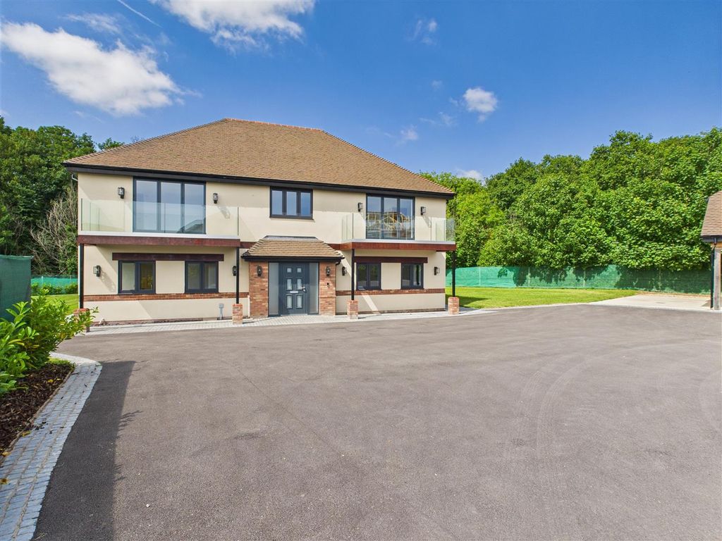 Property photo 1 of 18 6 Bedroom Detached For Sale