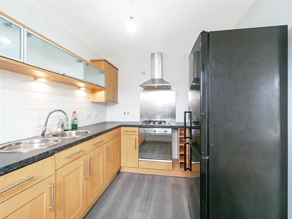 Property photo 3 of 11 Kitchen