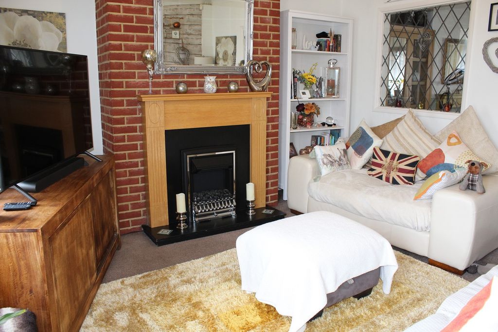 Property photo 3 of 13 Lounge