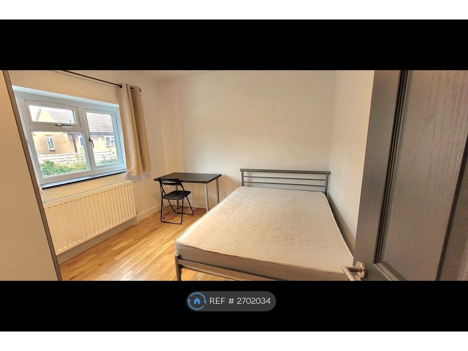 Property photo 2 of 23 First Floor Rear Bedroom £990