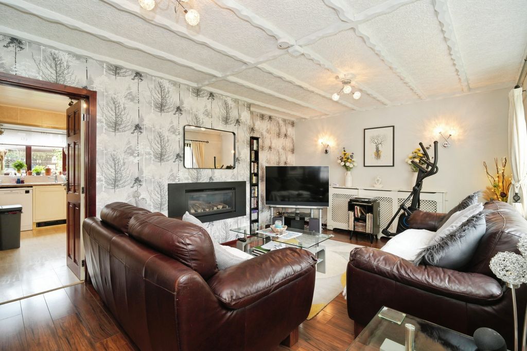 Property photo 2 of 15 Lounge