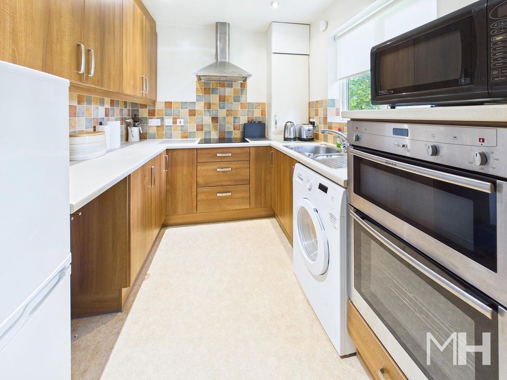 Property photo 3 of 8 Kitchen