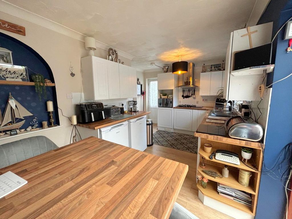 Property photo 3 of 22 Kitchen