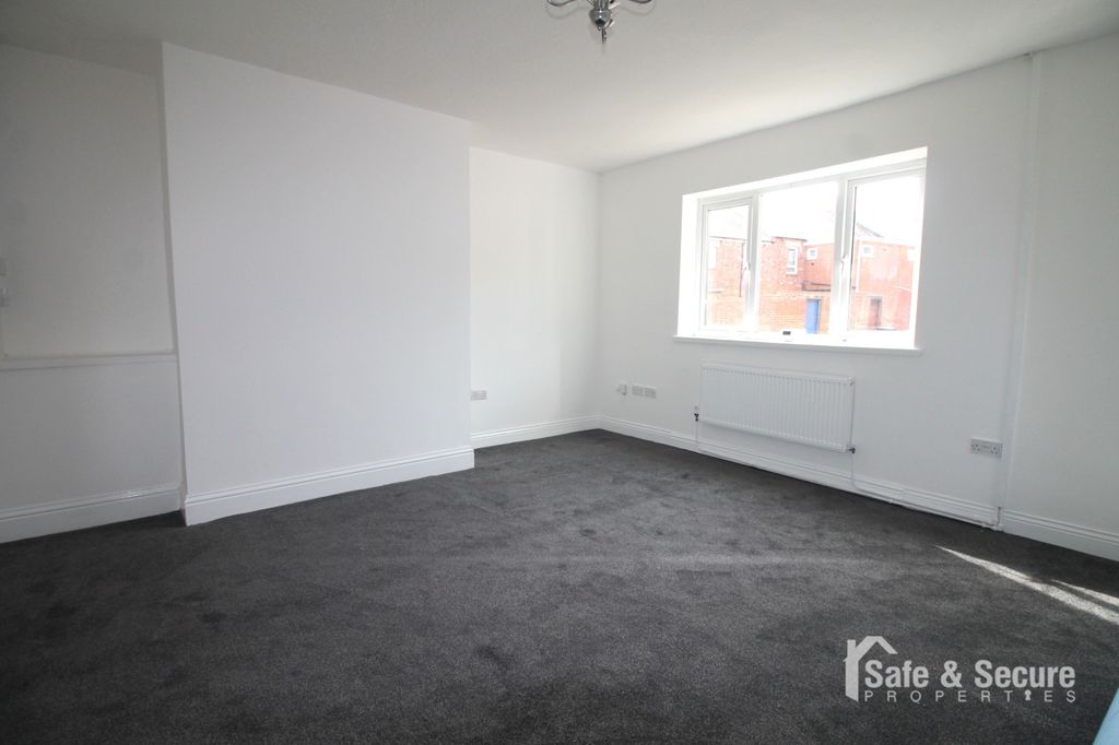 Property photo 2 of 11 Living Room (1)