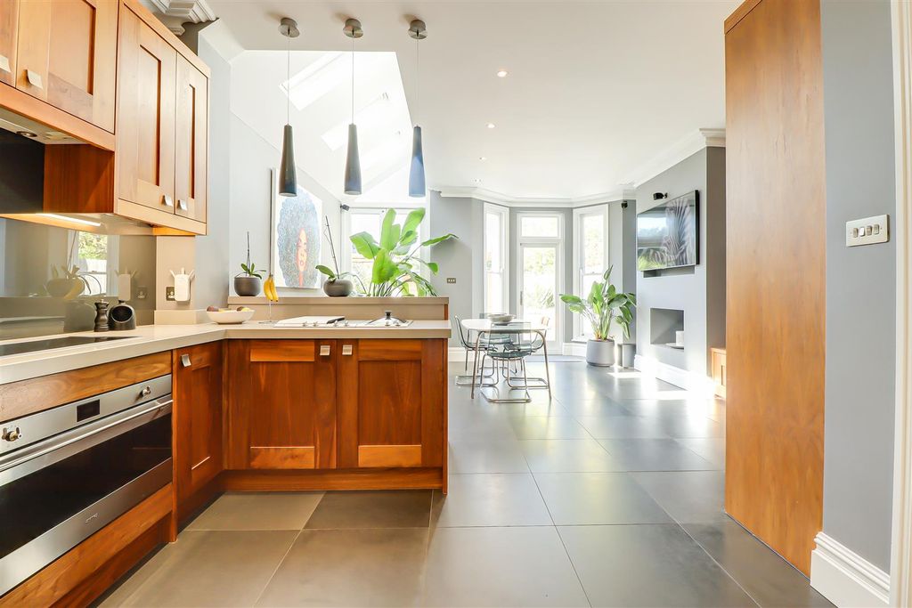 Property photo 3 of 33