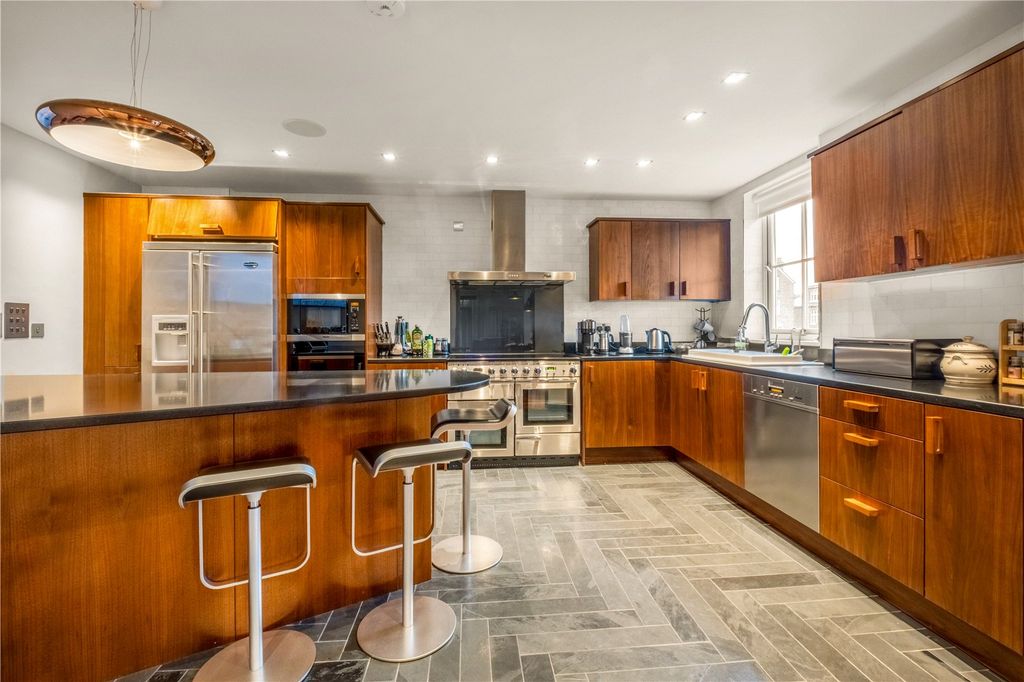 Property photo 3 of 17 Kitchen/Breakfast Rm