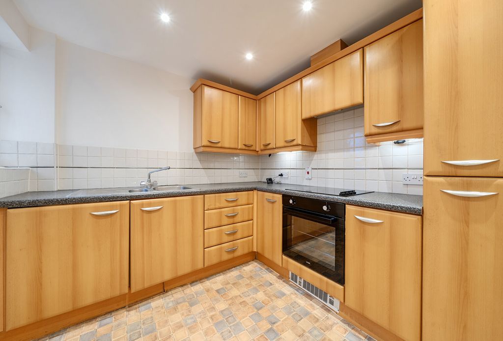 Property photo 3 of 8 1401170-13-696Eab...