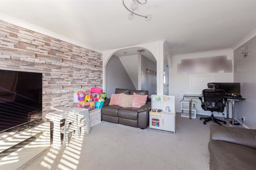 Property photo 3 of 11 6 Sheridan Court-7.Jpg