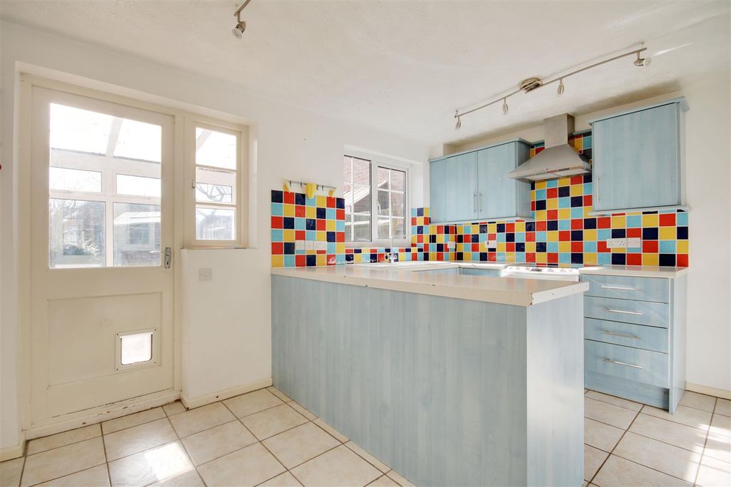 Property photo 3 of 10 Kitchen