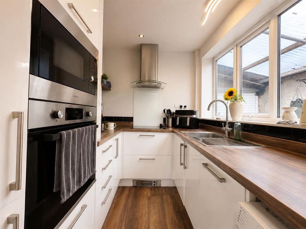Property photo 3 of 18 Kitchen