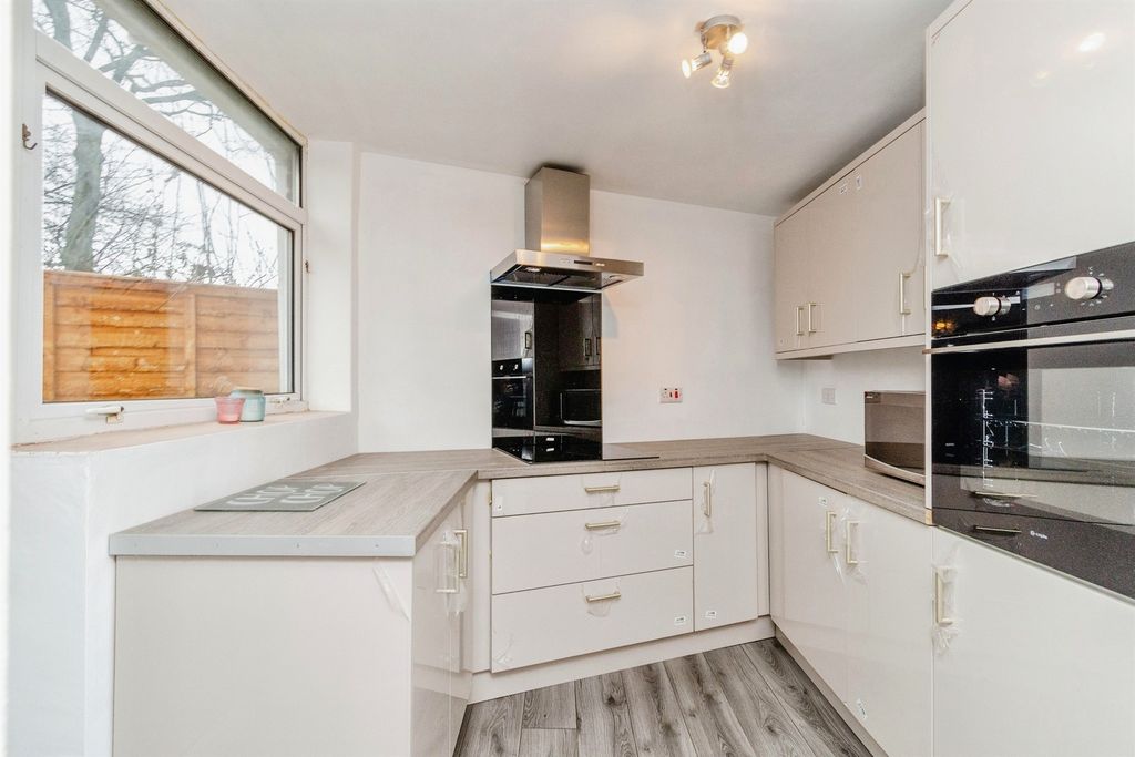 Property photo 3 of 9 Kitchen