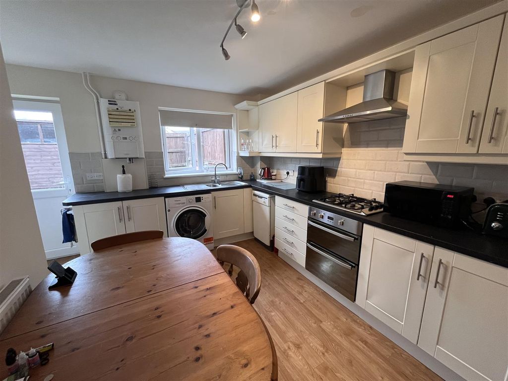 Property photo 2 of 6 Kitchen