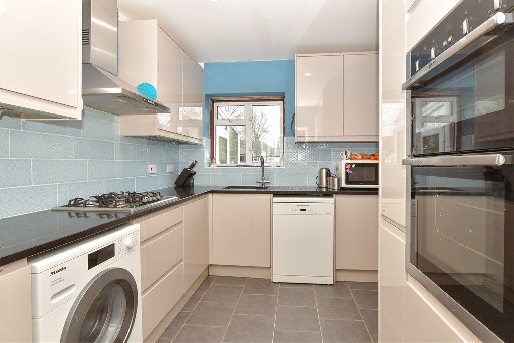 Property photo 3 of 17 Kitchen