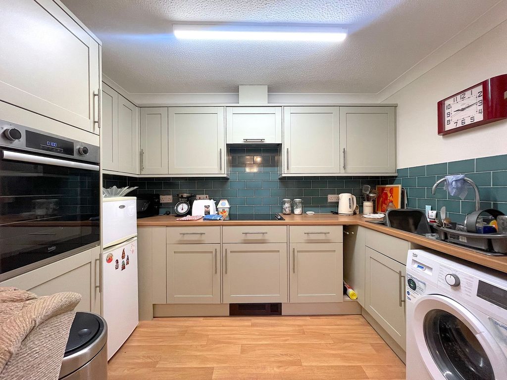 Property photo 3 of 16 Kitchen (1)