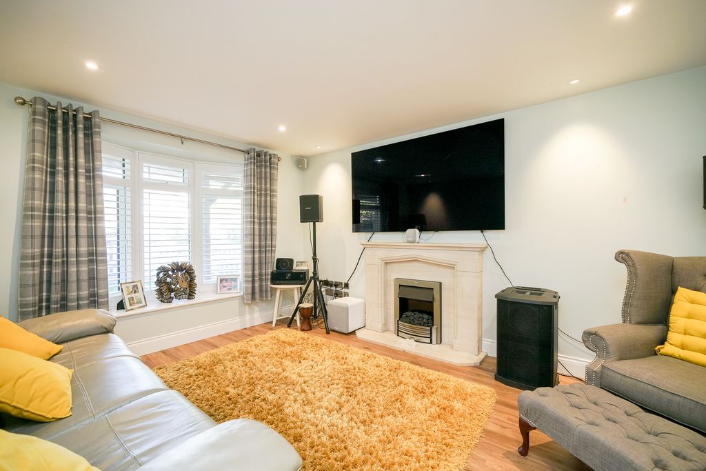 Property photo 2 of 13 3-Dudley-Close-1009