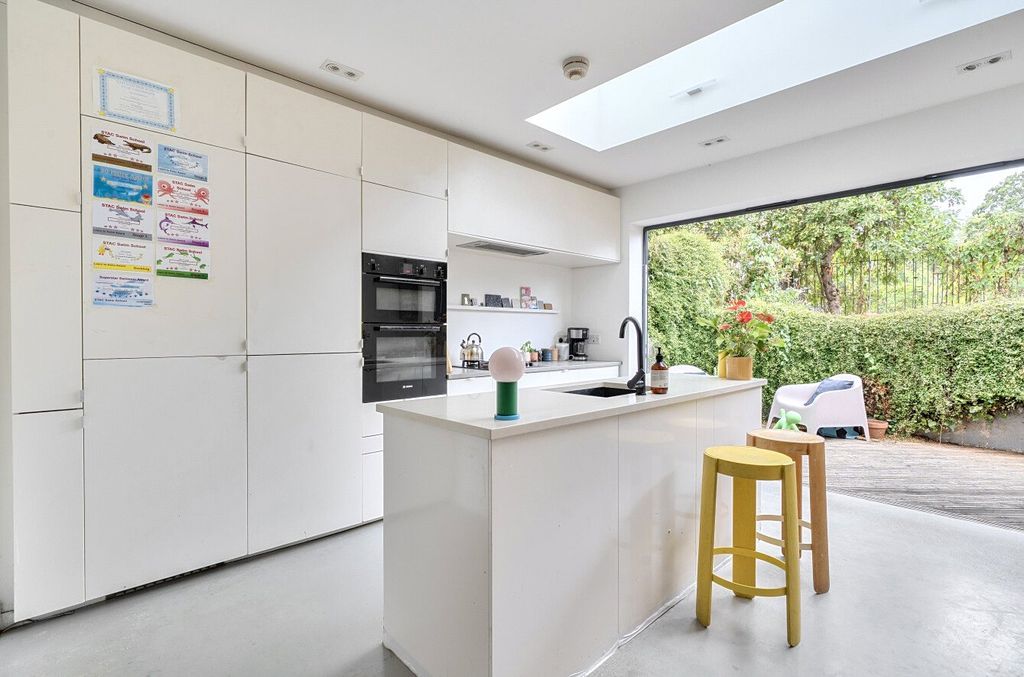 Property photo 2 of 18 Kitchen