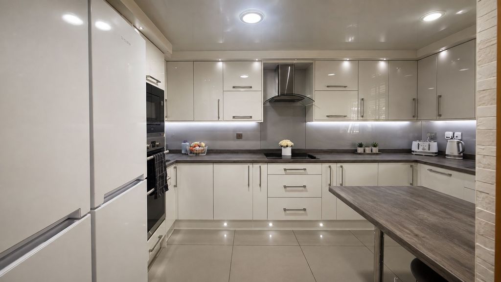Property photo 3 of 11 Kitchen