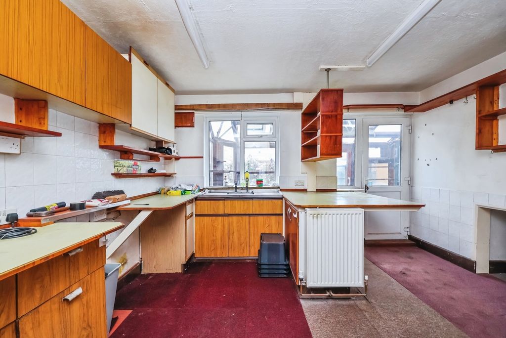 Property photo 3 of 18 Kitchen