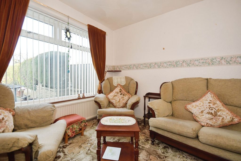 Property photo 3 of 19 Lounge