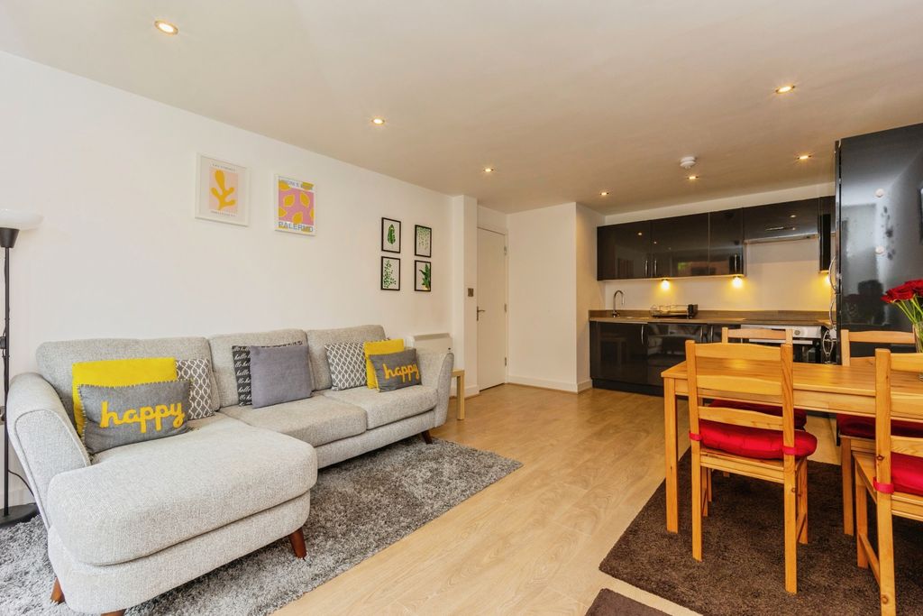 Property photo 2 of 19 Lounge