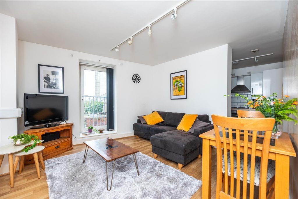 Property photo 2 of 22 Living Room