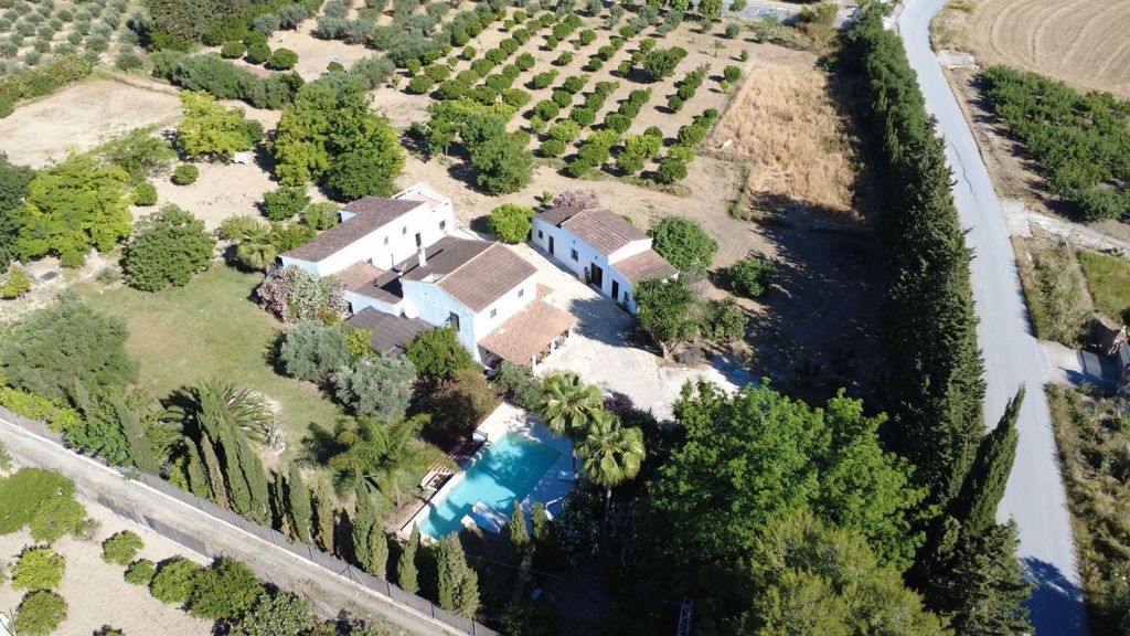 Property photo 2 of 31