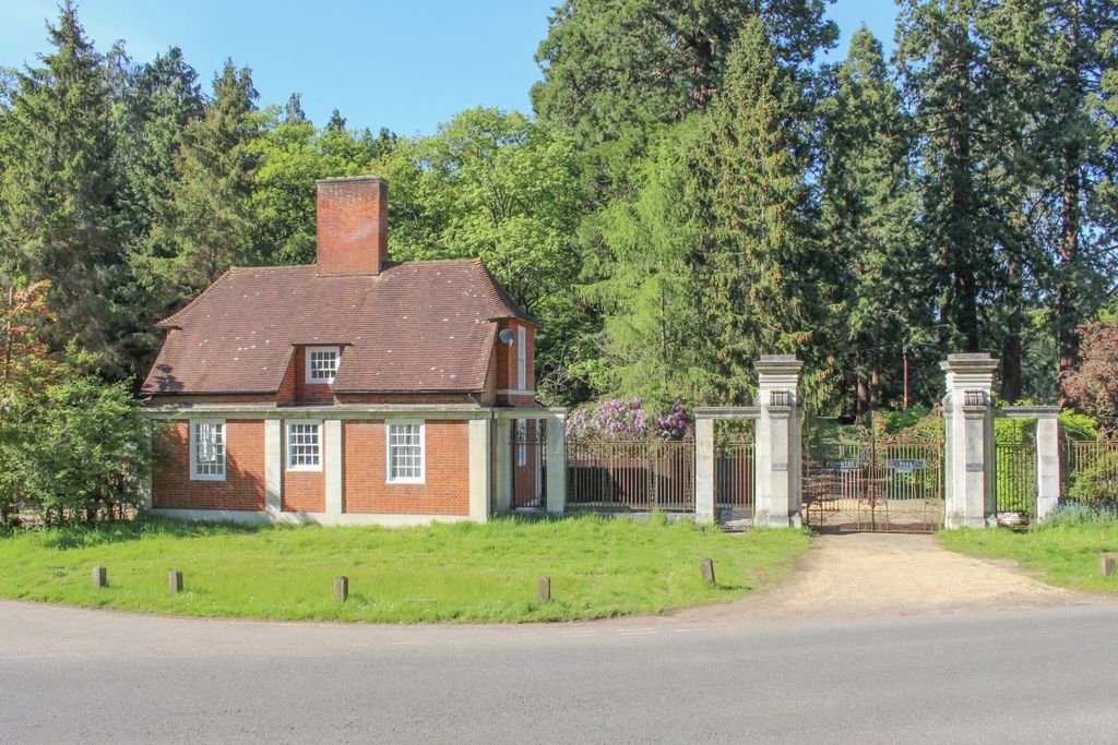 Property photo 1 of 15 Main Gates