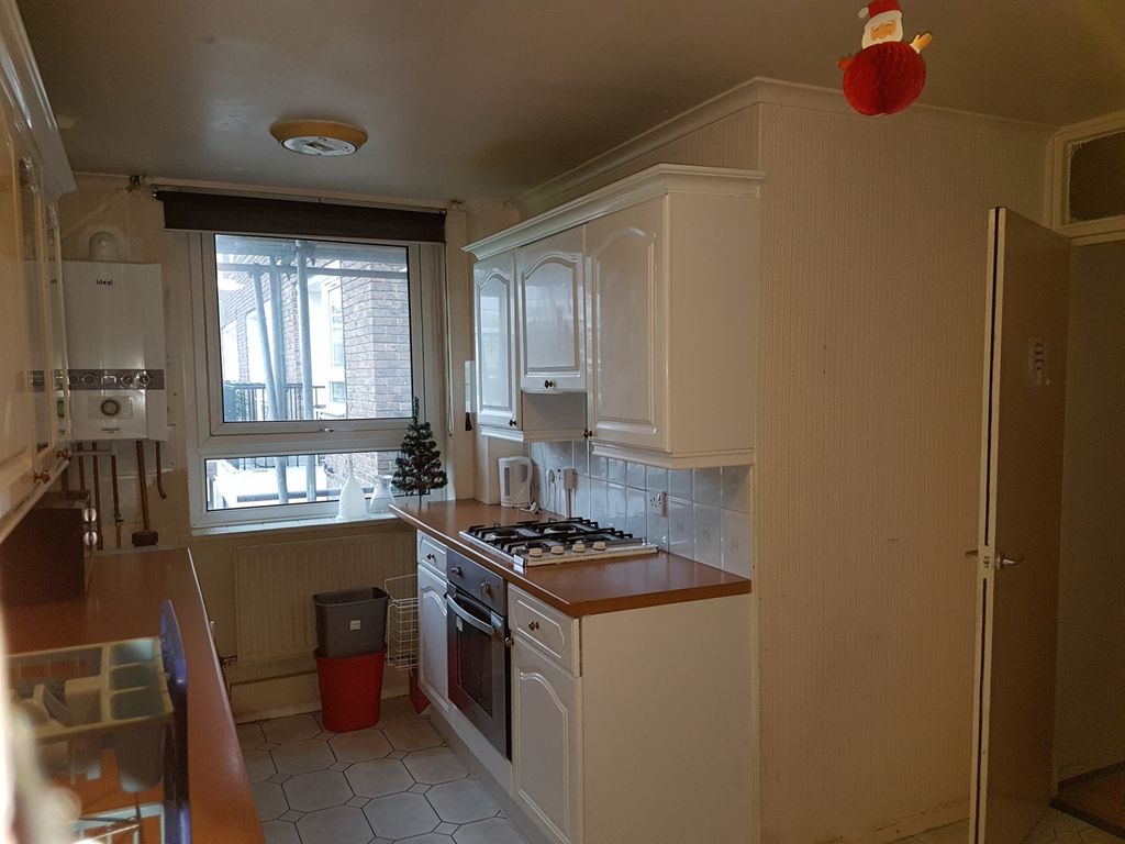 Property photo 1 of 7 3 Bed Flat In Bromley - By - Bow