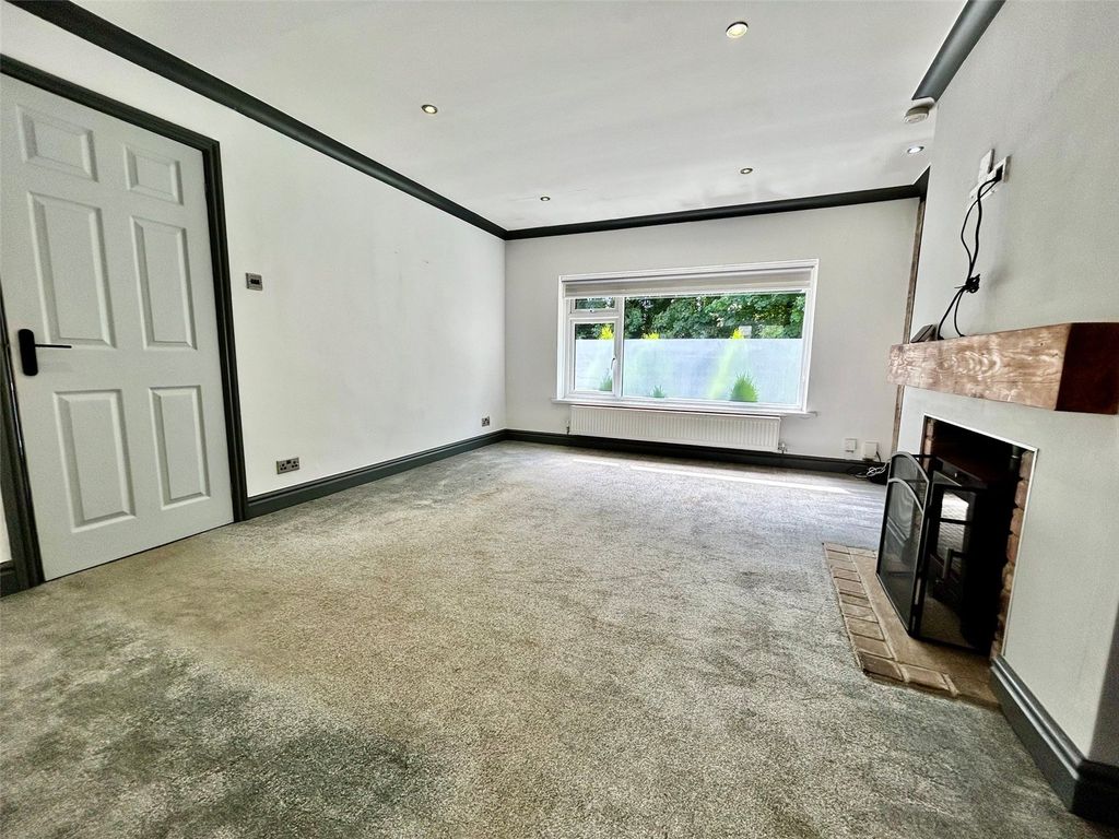 Property photo 3 of 16 Lounge