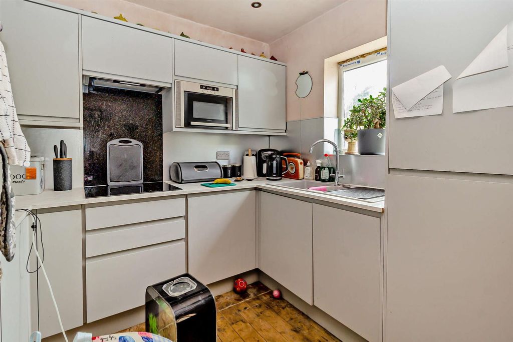 Property photo 3 of 14 8660292-Interior05-800.Jpg
