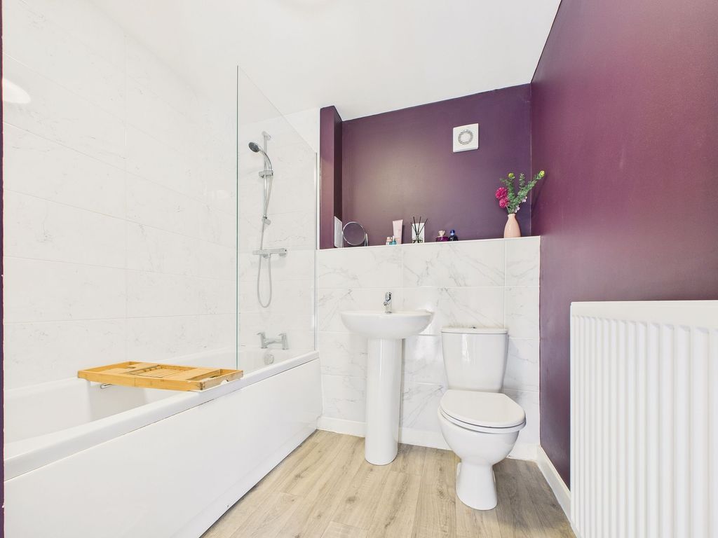 Property photo 3 of 9 Bathroom