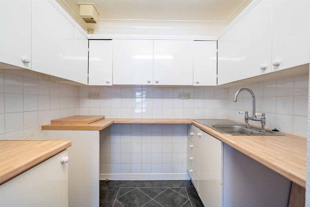 Property photo 2 of 10 Kitchen