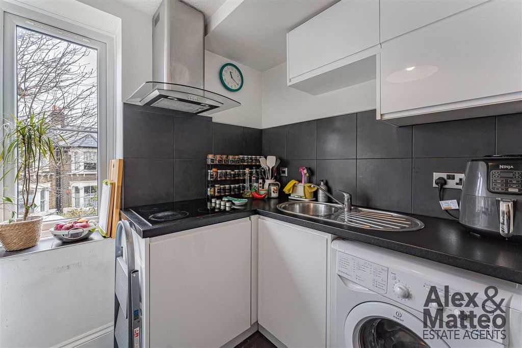 Property photo 2 of 13 Chiltern Court
