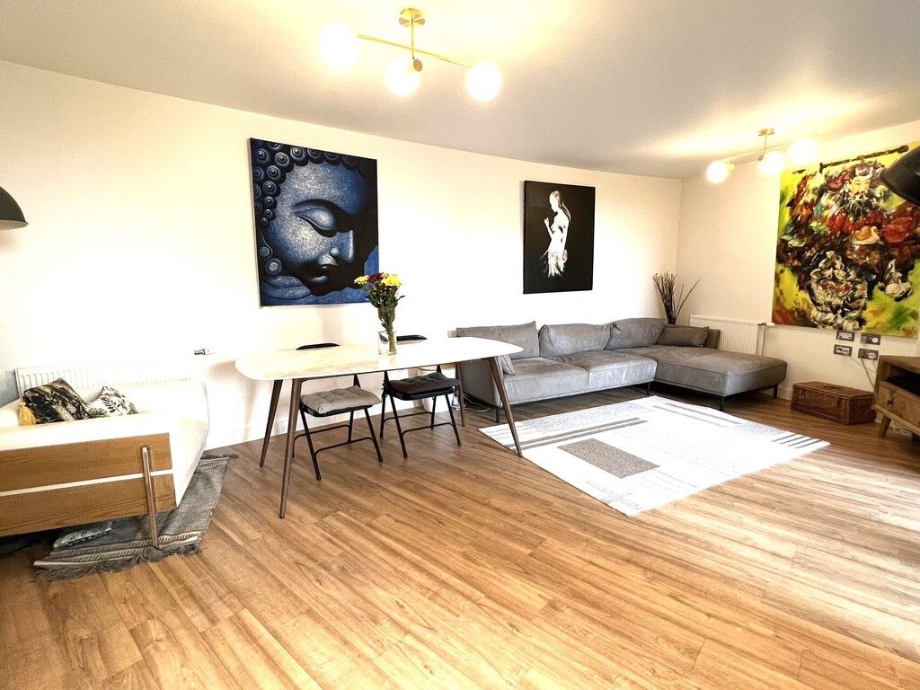 Property photo 3 of 10 Lounge