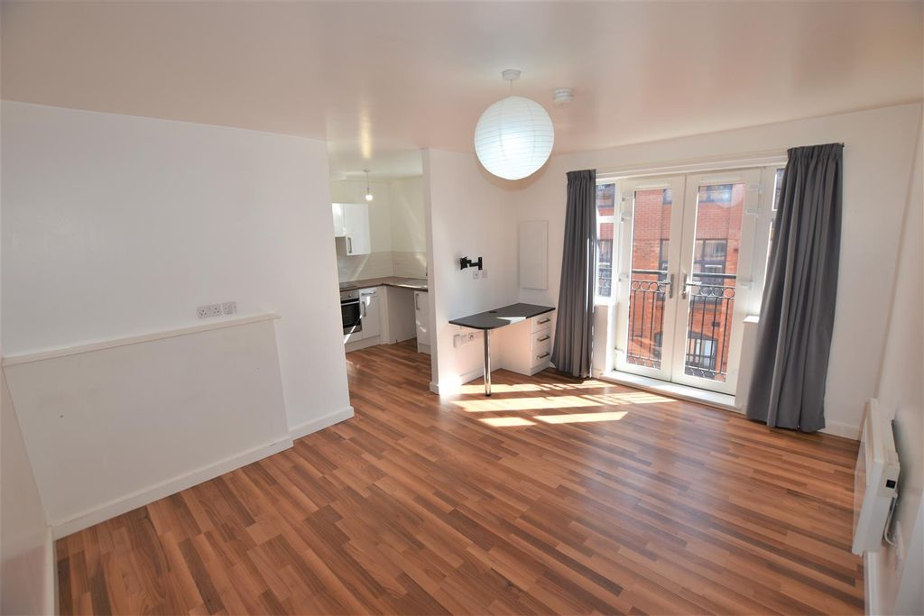 Property photo 2 of 8 Lounge/Bedroom