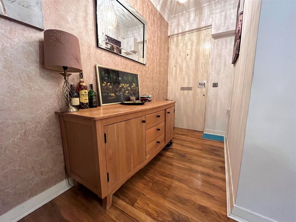 Property photo 2 of 10 Hallway