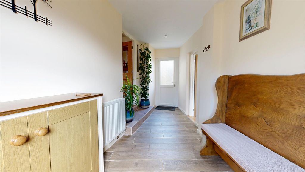 Property photo 3 of 18 Entrance Hall.Jpg