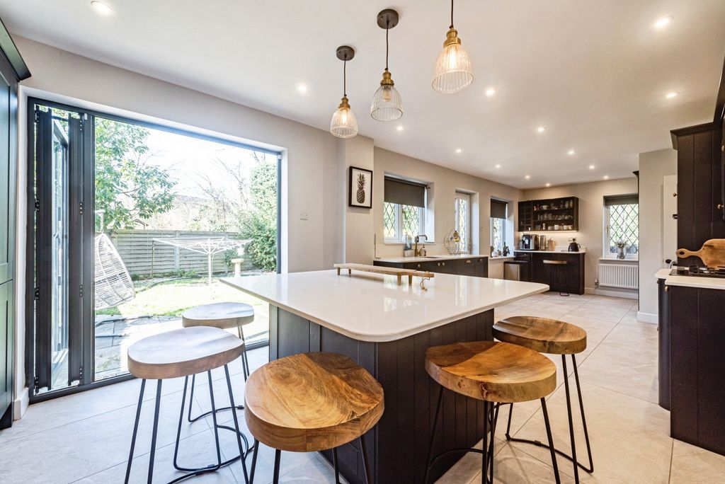 Property photo 2 of 31 Pbox-Img.Jpg