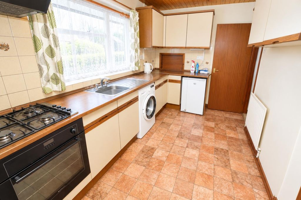 Property photo 3 of 17 Kitchen