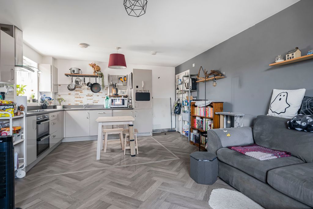 Property photo 3 of 10 6_82823
