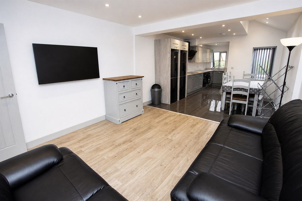 Property photo 1 of 16 Approach